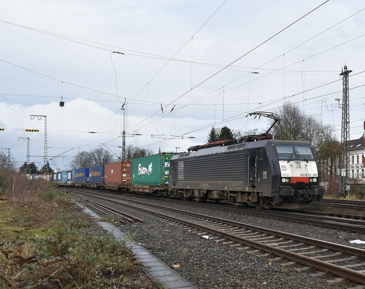 Aus Rotterdam, durch Rheydt Hbf kommt die 189 207 mit einem Kastelzug am 11.2.2018