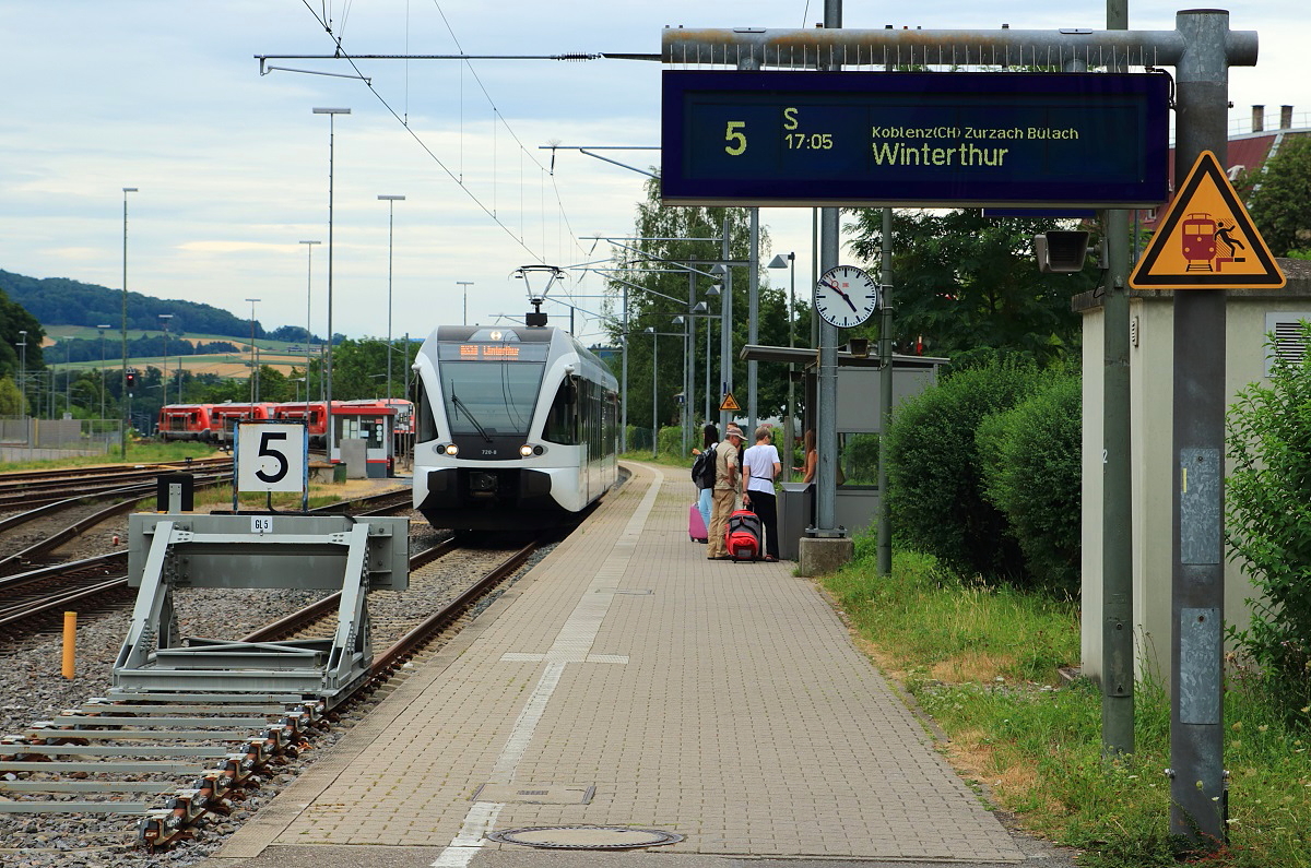 Aus Winterthur kommend fhrt der RABe 526 720 am 26.07.2015 in Waldshut ein. Dem Gepck nach zu urteilen, haben die heimreisenden Fahrgste ihren Kurzurlaub im Nachbarland auch zu Einkufen genutzt.