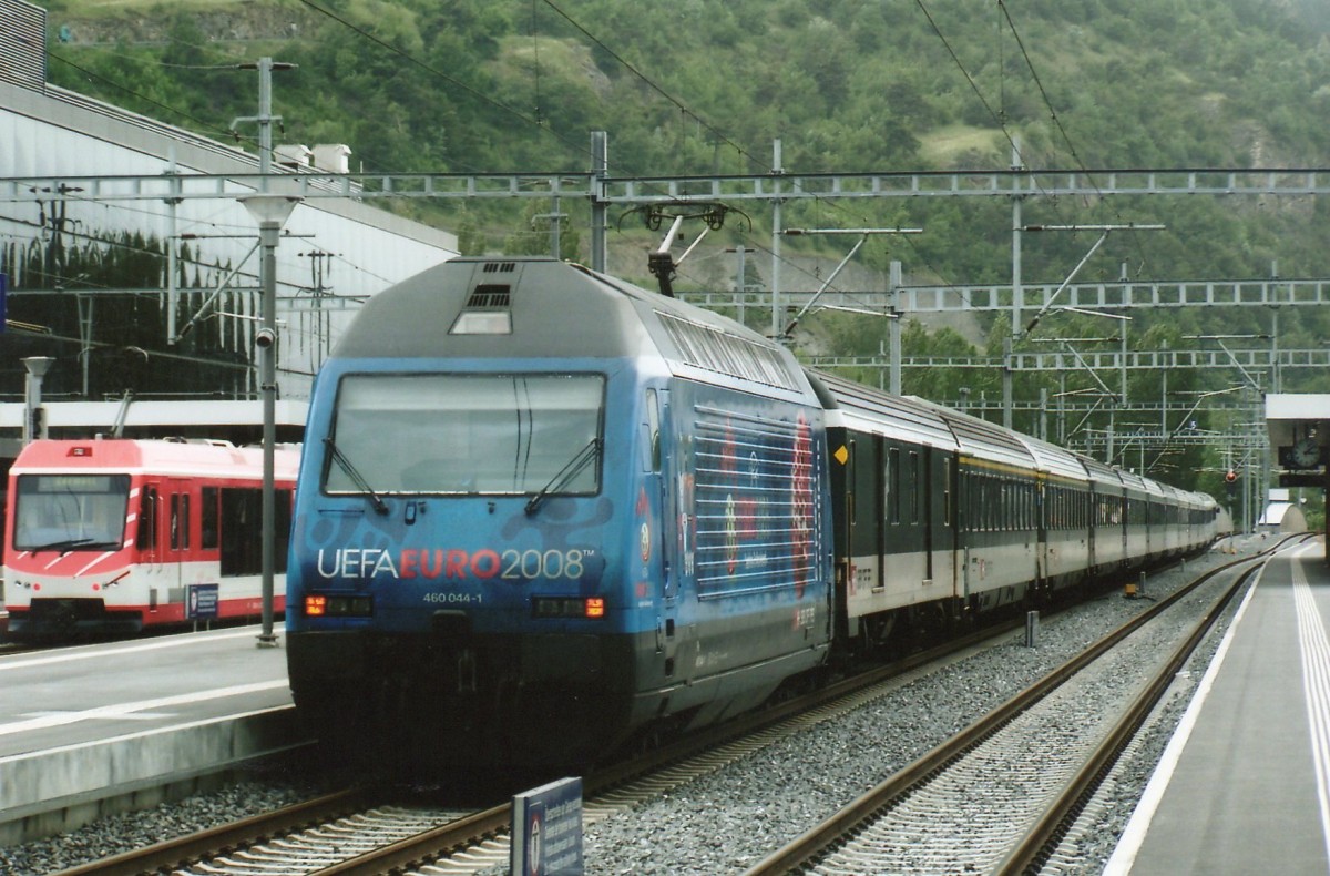 Ausfahrt von 460 044 in UEFA-Werbung in Visp am 21 Mai 2008.