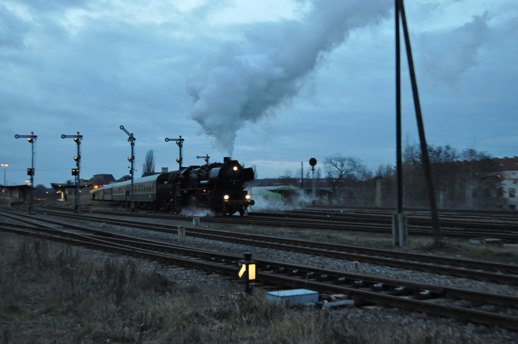 Ausfahrt des DPE 20449 am 08.12.2013 in Zeitz. EMBB 52 8154-8 f�hrt mit dem letzten  Nikolaus-Express  des Tages von Zeitz nach Leipzig-Plagwitz. (Foto: Holzeisenbahner)