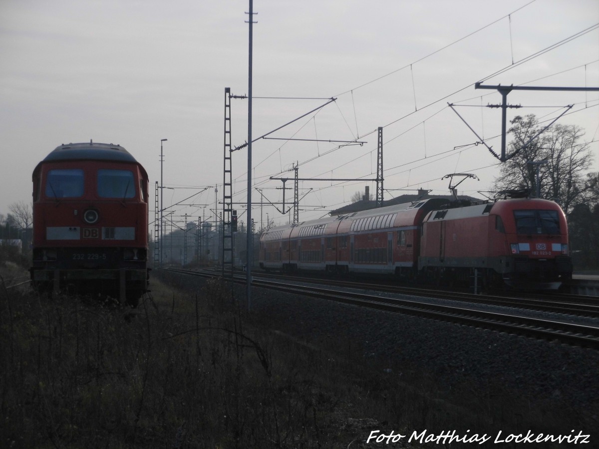 Ausgeschlachtete 232 229 und 182 023 im Bahnhof Delitzsch unt Bf am 15.12.15