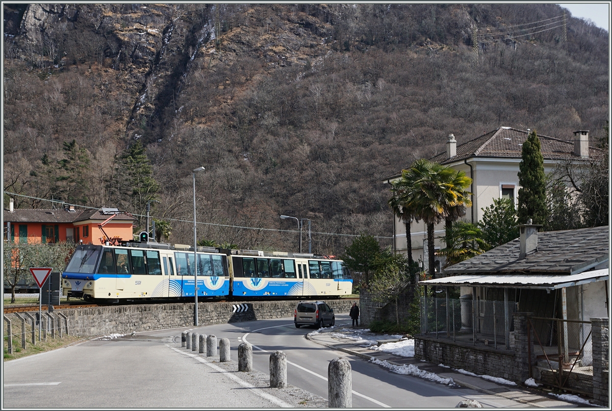 Aussergewöhnlich kurz zeigt sich dieser SSIF Treono Panoramico 53 von Domodossola nach Locarno zwischen Tegna und Ponte Brolla: statt vierteilig waren nur die beiden Triebwagenköpfe ohne Zwischenwagen unterwegs. 11. März 2016