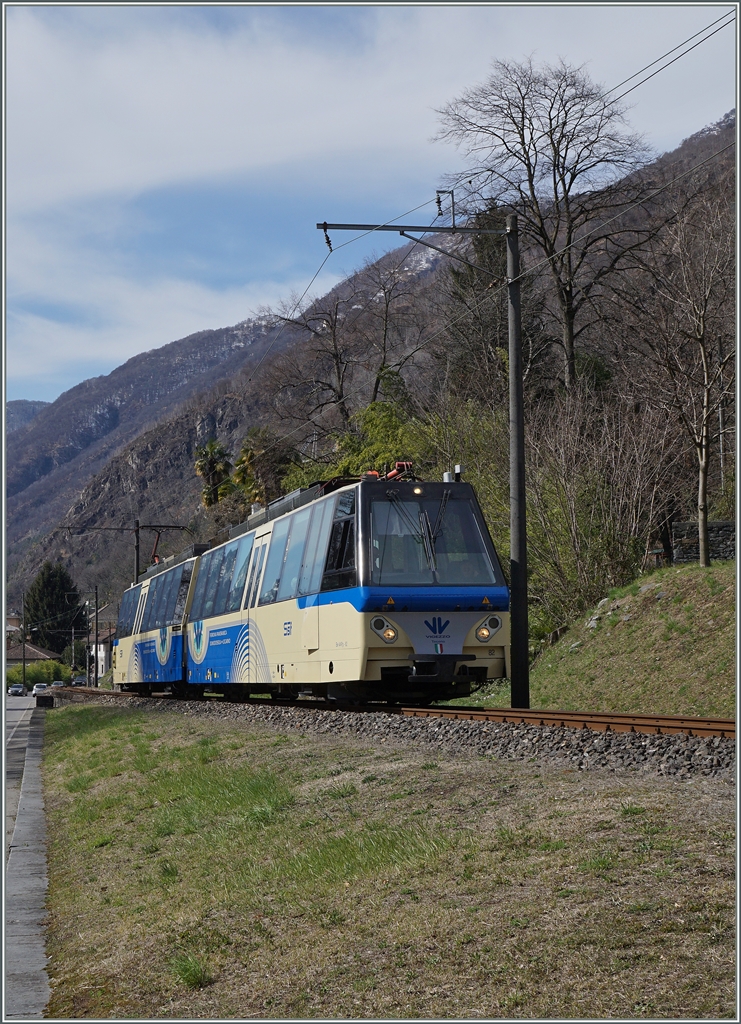 Aussergewöhnlich kurz zeigt sich dieser SSIF Treono Panoramico 53 von Domodossola nach Locarno zwischen Tegna und Ponte Brolla: statt vierteilig waren nur die beiden Triebwagenköpfe ohne Zwischenwagen unterwegs.
11. März 2016