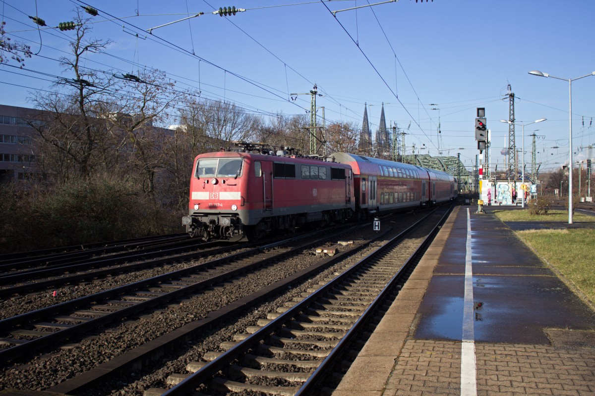 Außerplanmäßig mit einer 111, genauer der mit der Nummer 157, bespannt war dieser RE1, der gerade Köln-Deutz erreicht.