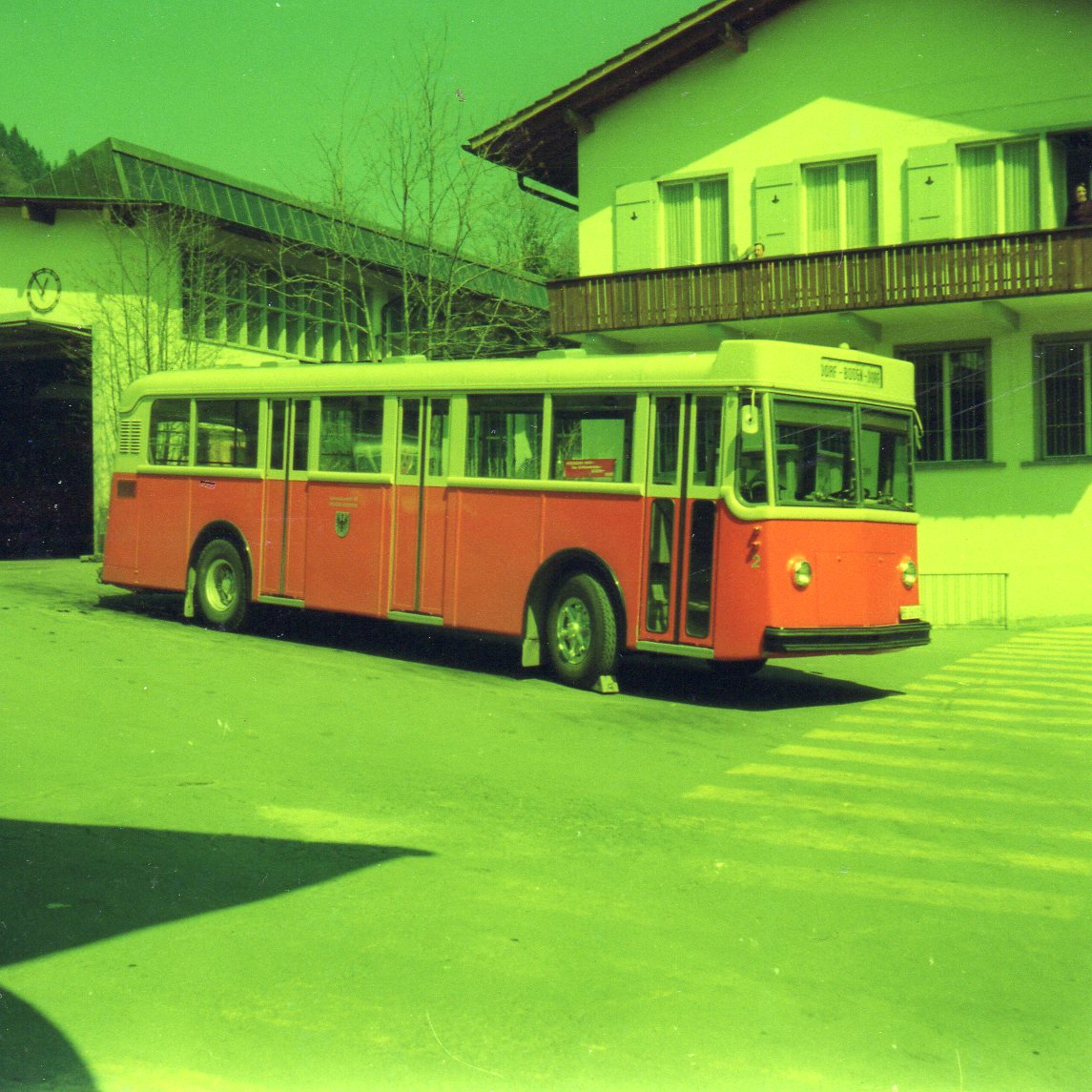 (AZiN 10) - Aus dem Archiv: AFA Adelboden - Nr. 2/BE 263'015 - Saurer/Gangloff (ex SVB Bern Nr. 72) am 9. April 1974 beim Autobahnhof Adelboden