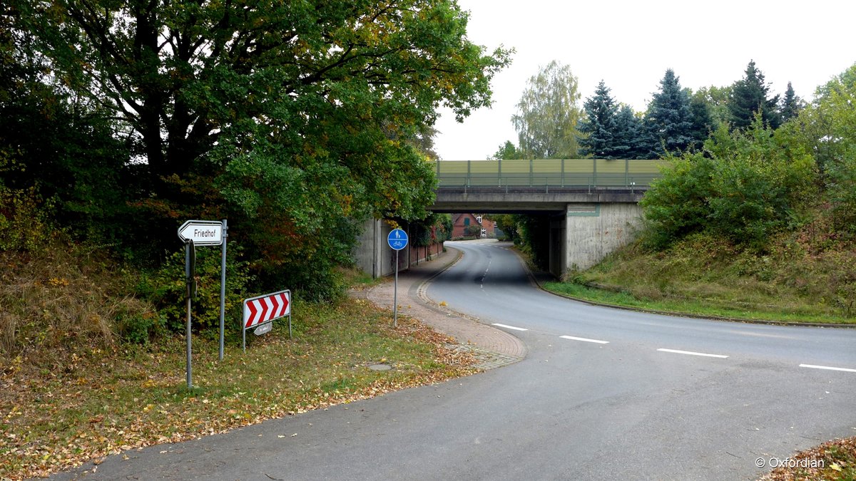 Bahnbrücke über die Uelzener Straße in Emmendorf, Landkreis Uelzen. 