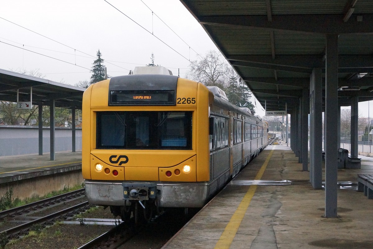 Bahnen in Portugal: CP Triebzug 2265 bei der Einfahrt in den Bahnhof GENERAL TORRES am 26. März 2015. Die BR 2200 gelangt nur noch zu den Stosszeiten in den Einsatz.
Foto: Walter Ruetsch