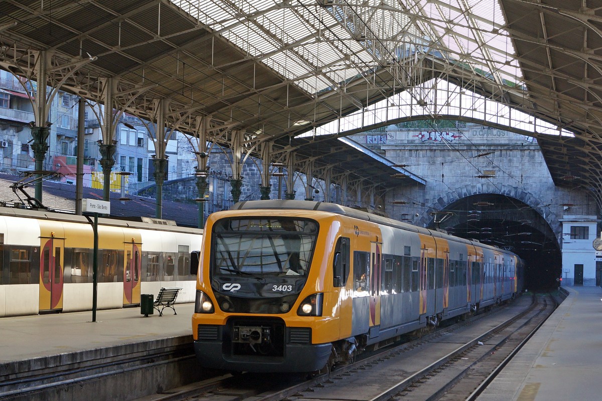 Bahnen in Portugal: CP Triebzug 3403 bei der Einfahrt in den nostalgischen Kopfbahnhof PORTO SAO BENTO am 25. März 2015.
Foto: Walter Ruetsch