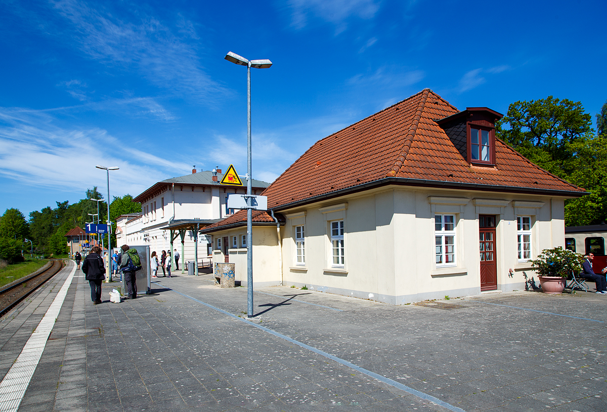 Bahnhof Bad Doberan am 15.05.2022, im Vordergrund das Gebude von der schmalspurigen Mecklenburgischen Bderbahn Molli (KBS 186), dahinter das Empfangsgebude der normalspurigen DB Bahnstrecke Wismar–Rostock – Tessin (KBS 185). Ganz hinten am B das Stellwerk Bad Doberan Fahrdienstleiter. 