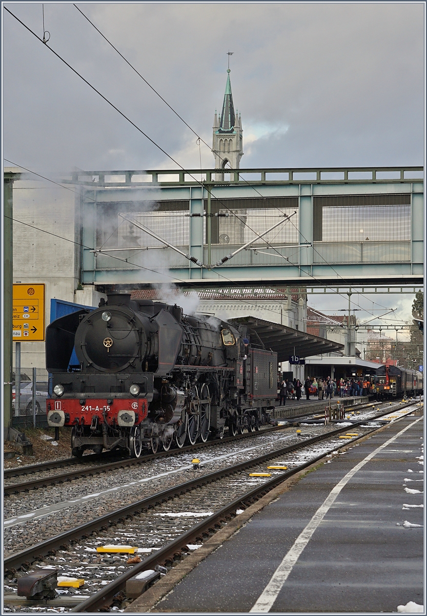 Bahnhof und Lok zeigen jede auf ihre Art, wie harmonisch früher gebaut und konstruiert wurde. Und der Fussgängerübergang zeigt sich als Kontrast zur vergangen Zeiten.
Konstanz, den 9. Dez. 2017