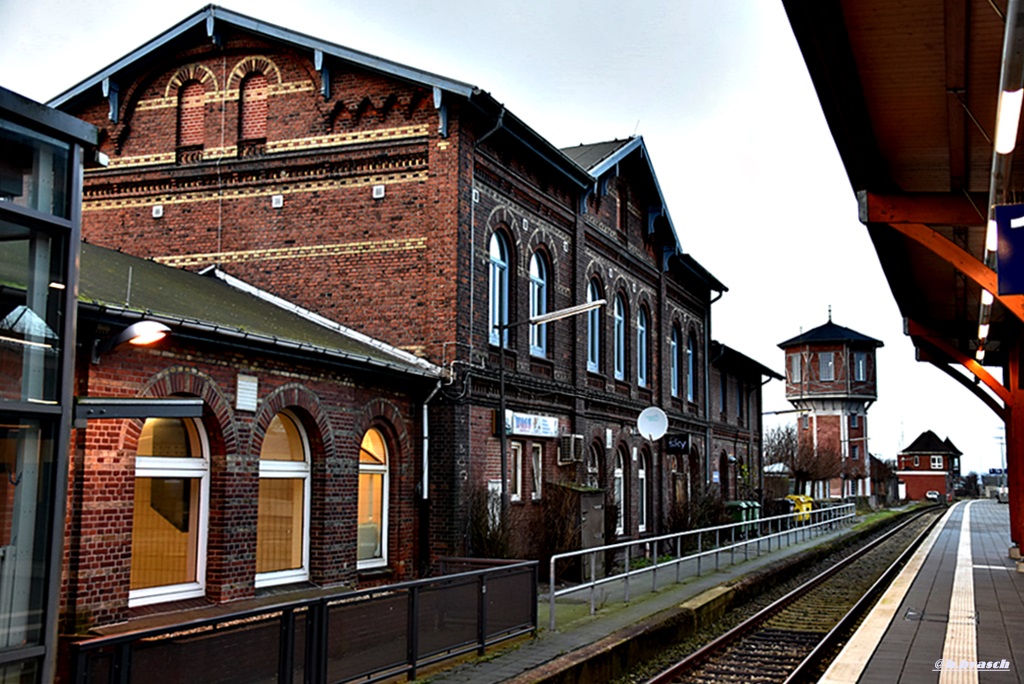 bahnhof niebüll,mit sicht zum wasserturm und dahinter das stellwerk,aufgenommen am 25.12.15