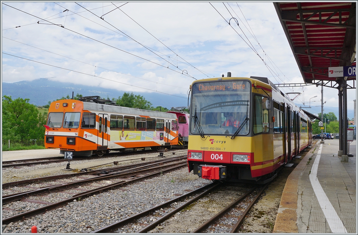 Bahnhof Orbe mit dem defekten Stadler Be 2/2 N° 14 (links im Bild) und dem dafür erworbenen Be 4/8 004 als Regionalzug 26945 nach Chavornay. Ein weiterer Be 4/8 stehet als Reserve im Hintergrund, so das künftig die OC wieder einen zuverlässigen Bahnverkehr anbieten kann. 

4. Juli 2022
