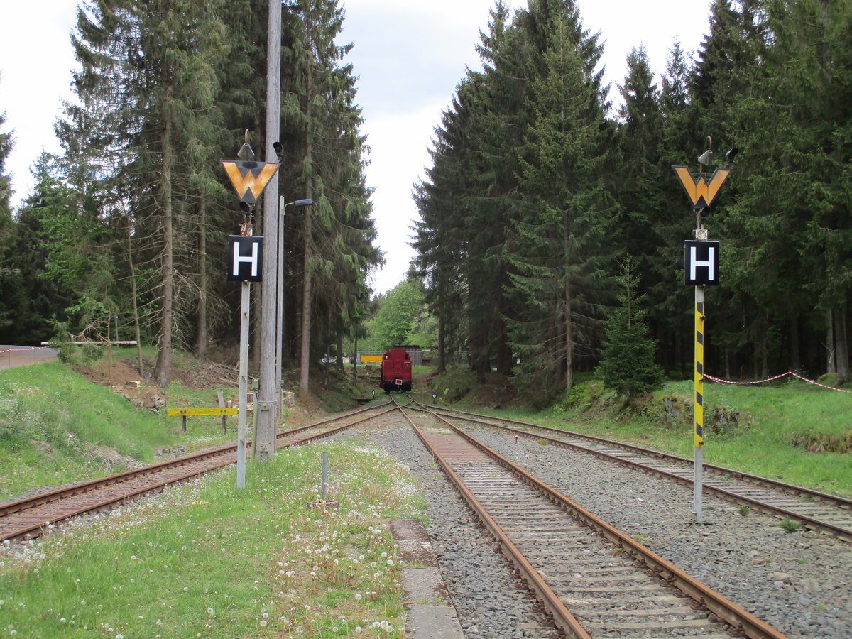 Bahnhof Rennsteig Richtung Streckenende am 27.Mai 2020.Am Streckenende steht ein Schneepflug.