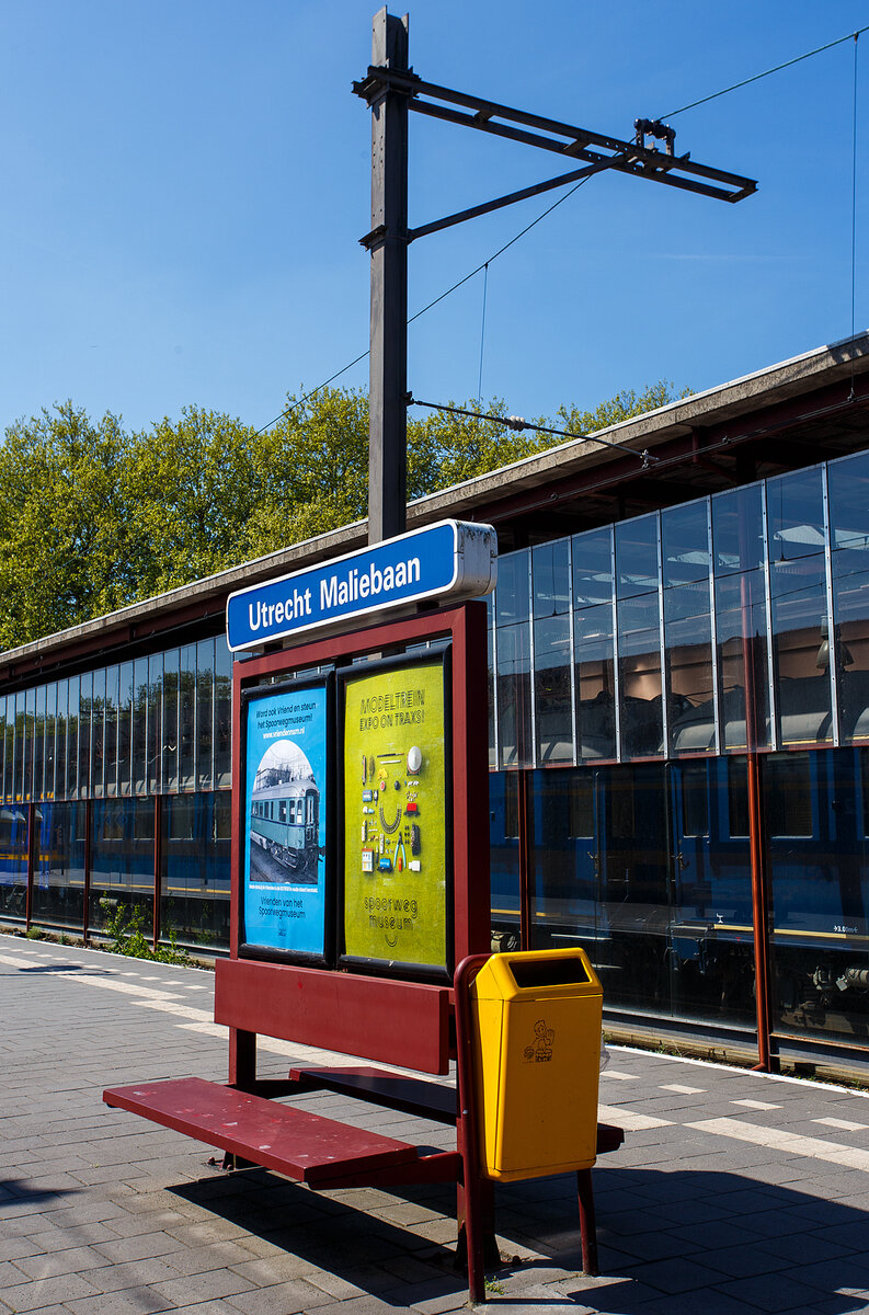 Bahnhof Utrecht-Maliebaan, wo sich seit 1954 das Het Spoorwegmuseum (bis 2005 NSM - Nederlands Spoorwegmuseum / Niederländischen Eisenbahnmuseum) befindet, hier am 29 April 2025. Hinten das noch aktive Stumpf- bzw. Kopfgleis, zwischen hier und Utrecht Centraal, via Blauwkapel, fahren heute noch die Pendelzüge als Sprinter RE 28300. Der Bahnhof wird aber auch noch gelegentlich noch für Züge nach Amersfoort Centraal und weiter entfernt genutzt, wenn zwischen Utrecht Centraal und Blauwkapel Bauarbeiten stattfinden Bahnhof Utrecht-Maliebaan, wo sich seit 1954 das Het Spoorwegmuseum (bis 2005 NSM - Nederlands Spoorwegmuseum / Niederländischen Eisenbahnmuseum) befindet, hier am 29 April 2025. Hinten das noch aktive Stumpf- bzw. Kopfgleis, zwischen hier und Utrecht Centraal, via Blauwkapel, fahren heute noch die Pendelzüge als Sprinter RE 28300. Der Bahnhof wird aber auch noch gelegentlich noch für Züge nach Amersfoort Centraal und weiter entfernt genutzt, wenn zwischen Utrecht Centraal und Blauwkapel Bauarbeiten stattfinden