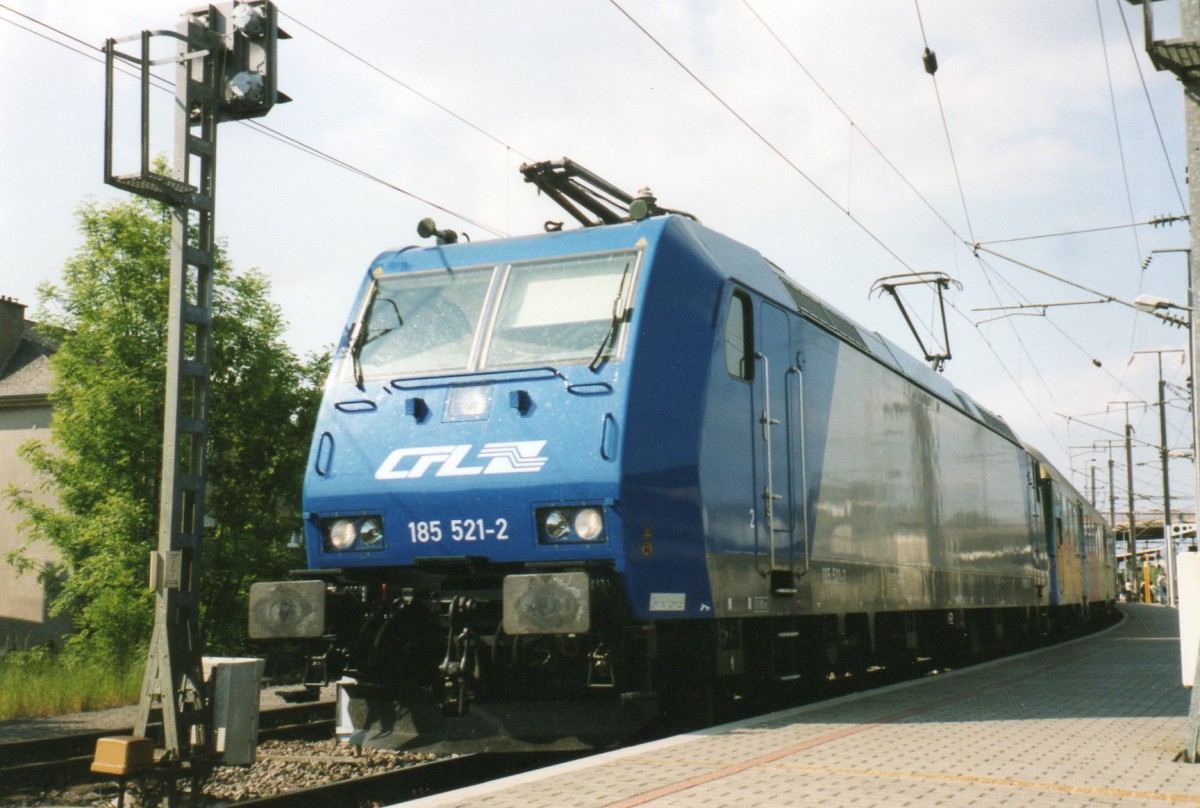 Bahnsteig 5 in Bettembourg liegt in einer Kurve, wie Alpha Trains 185 520 -in CFL-Dienst mit Weggmann-Wagen- hier am 19 Mai 2004 demonstriert. 