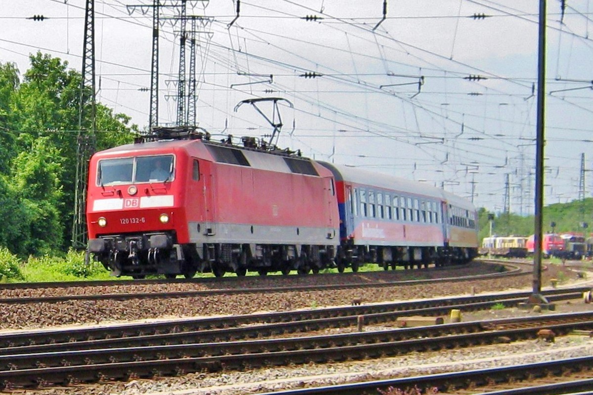 BahnTouristikzug mit 120 132 durchfahrt Koblenz-Ltzel whrend der jahrlicher Lokparade am 2 Juni 2012.