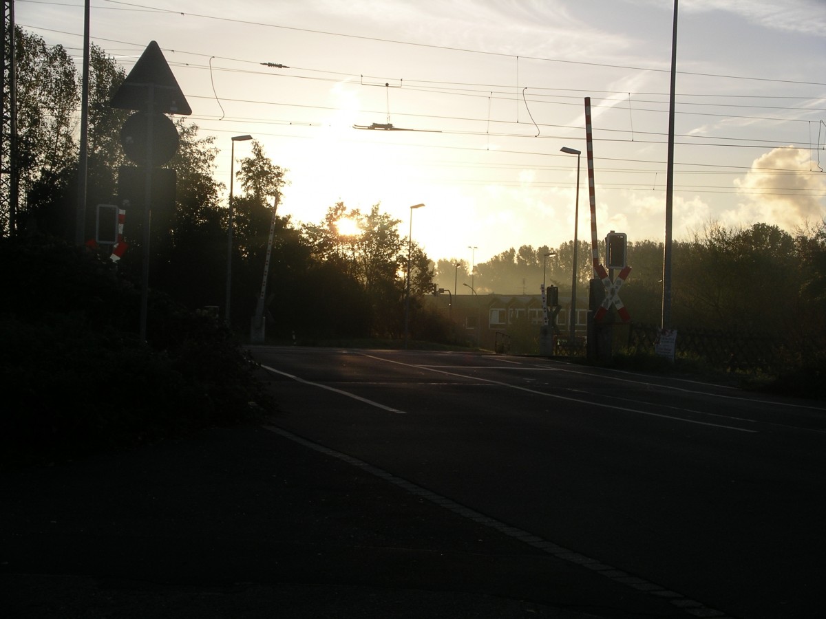 Bahnbergang Blumenstrae in Richtung Sonne. Ich finde es hat irgendwas besonderes an sich.