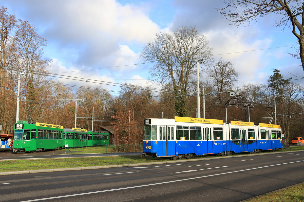 Bald endet der Einsatz von Vierachsern in Basel: Die Komposition 483 + Standard Anhänger 1456 + Be 4/4 492 in der Schlaufe Eglisee. Auf einer Fahrschulfahrt erscheint auch der Be 4/8 259 der BLT, im Anstrich der einstigen Birsigtalbahn. 7.Dezember 2021  