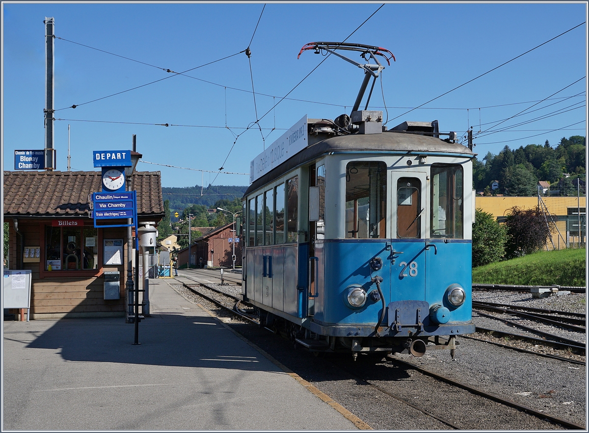 Bald ist es 10:10 und der erste Zug der 52. Saison der Blonay - Chamby Bahn wird Blonay verlassen; im Bild ein Dienstzug der Personal und Gegenstnde (z.B. Fahrkarten) fr die Betriebsaufnahme nach Blonay brachte.

13. Juni 2020