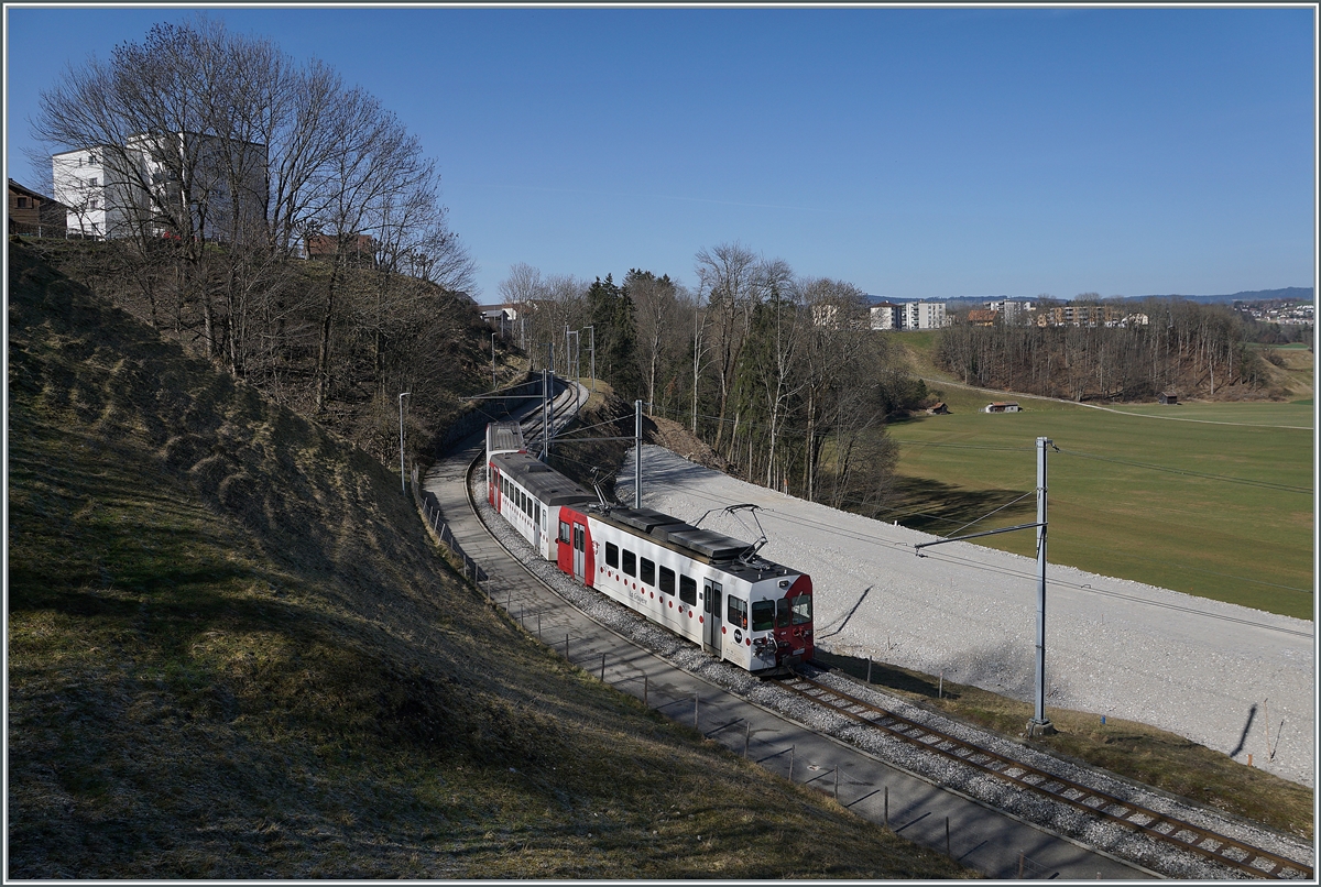 Bald sollen hier Normalspurzüge verkehren. Doch noch bis am 5. April fahren von Bulle nach Broc Fabrique die TPF Meterspurzüge, im Bild der TPF Be 4/4 124 mit dem Bt 224 und ABt 223 zwischen dem Bahnhof von Broc Village und Broc Fabrique.

2. März 2021