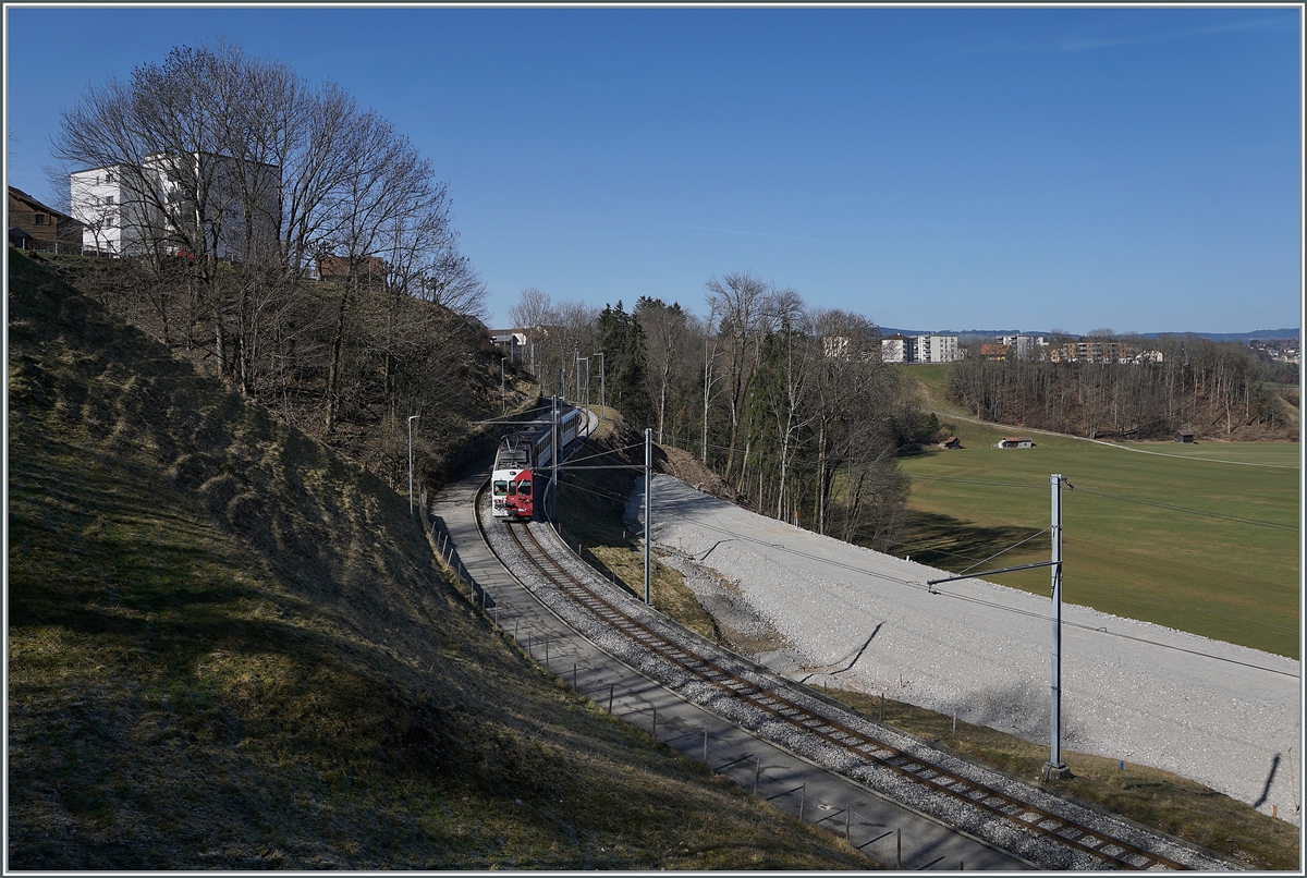 Bald sollen hier Normalspurzüge verkehren. Doch noch bis am 5. April fahren von Bulle nach Broc Fabrique die TPF Meterspurzüge, im Bild der TPF Be 4/4 124 mit dem Bt 224 und ABt 223 zwischen dem Bahnhof von Broc Village und Broc Fabrique.

2. März 2021