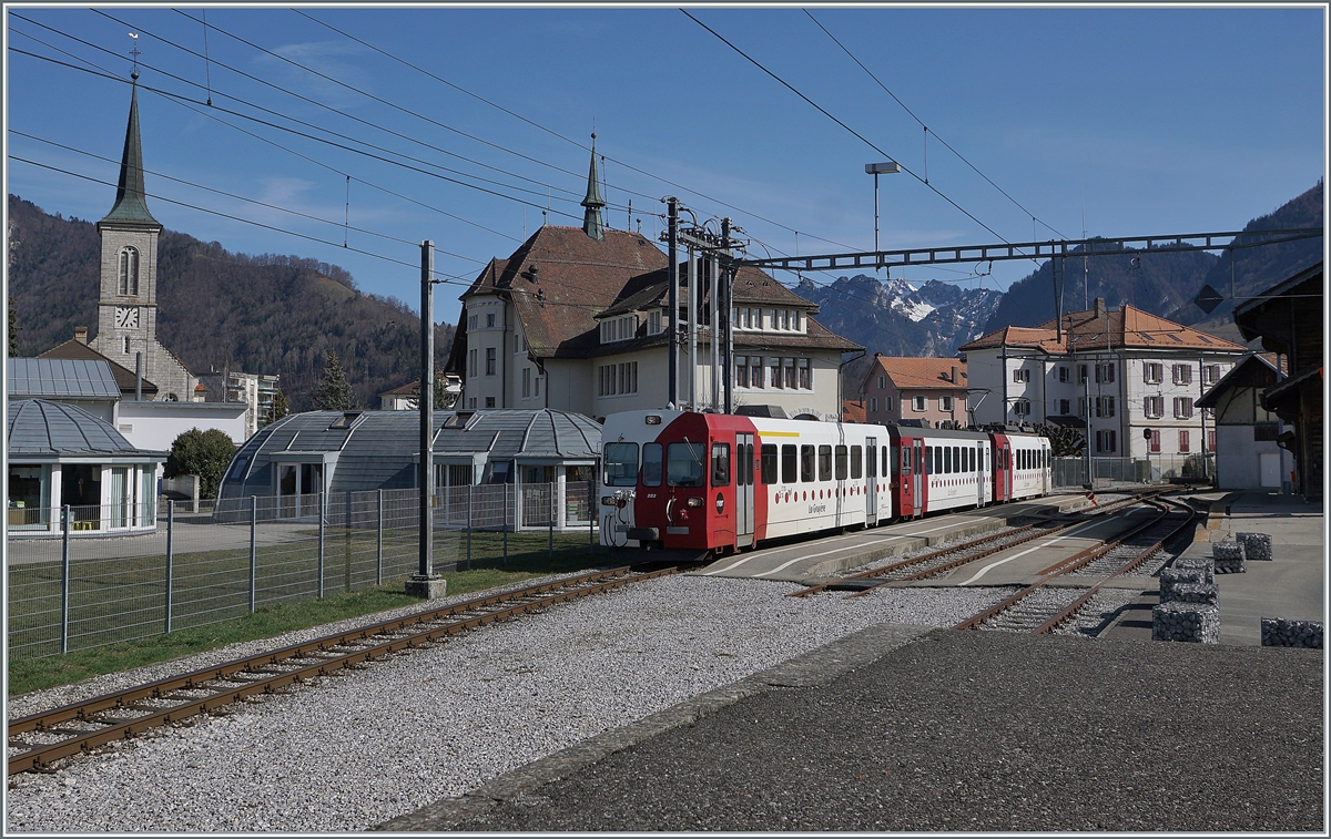 Bald sollen hier Normalspurzüge verkehren. Doch noch bis am 5. April fahren von Broc Fabrique nach Bulle noch die TPF Meterspurzüge, im Bild der schiebende TPF Be 4/4 124 mit dem Bt 224 und ABt 223 beim Halt im Bahnhof von Broc Village. 

2. März 2021