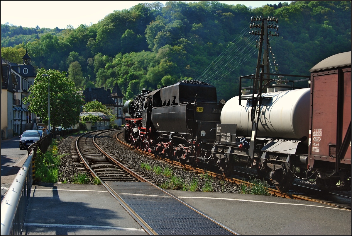 Balduinstein im Dampfbahnflair. 52 8106 der HEF fhrt mit Hchstgeschwindigkeit durch den beschaulichen Ort. April 2009.