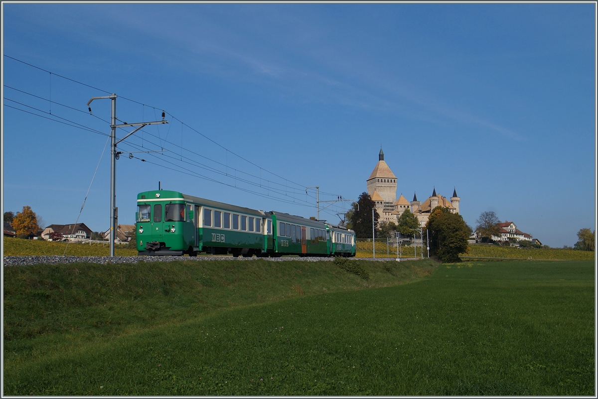 BAM Regionalzug vor der Kulisse des Château de Vufflens.
20. Okt. 2015