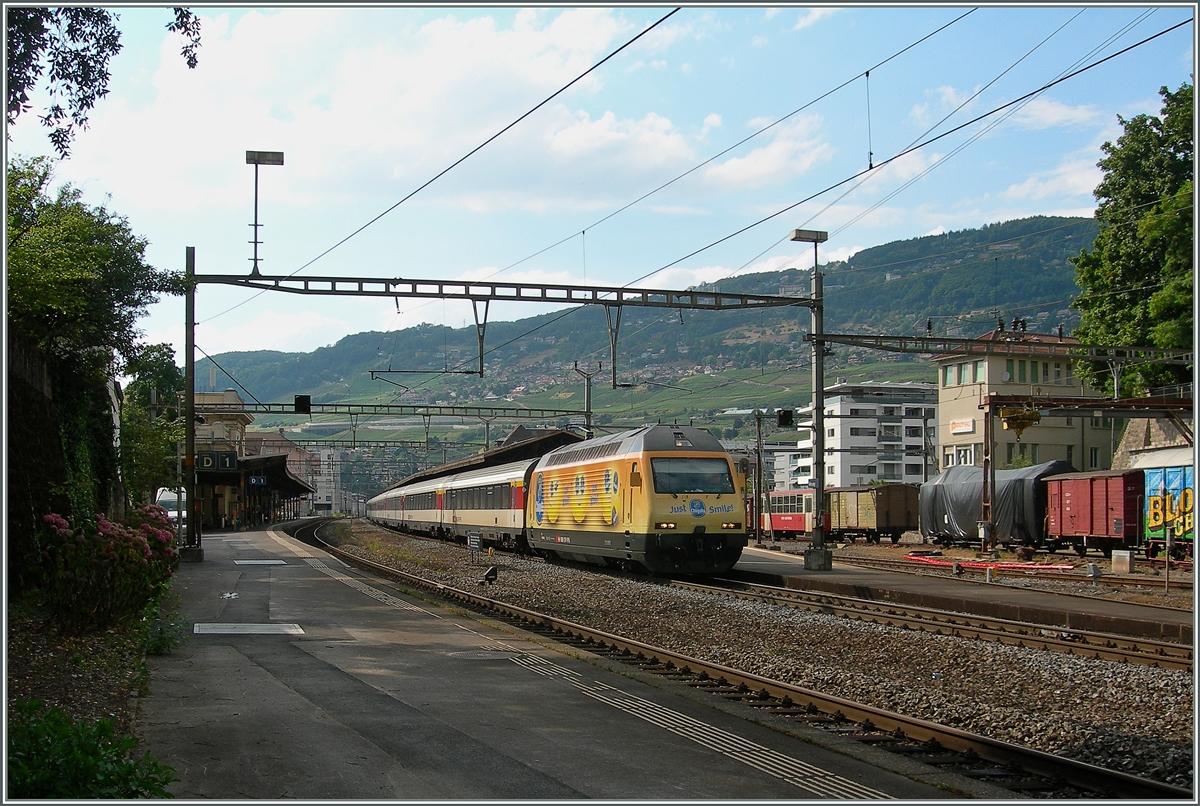 Bananenwagen kennt jeder zur Genüge, aber eine Bananenlok? Eh voilà: die SBB Re 460 028-2 wirbt prächtig bunt für Bananen- Chiquita Bananen. Hier macht die Re 460 028-2 mit dem IR 1729 von Genève Aéroport nach Brig einen kurzen Halt in Vevey.
19. Juli 2015