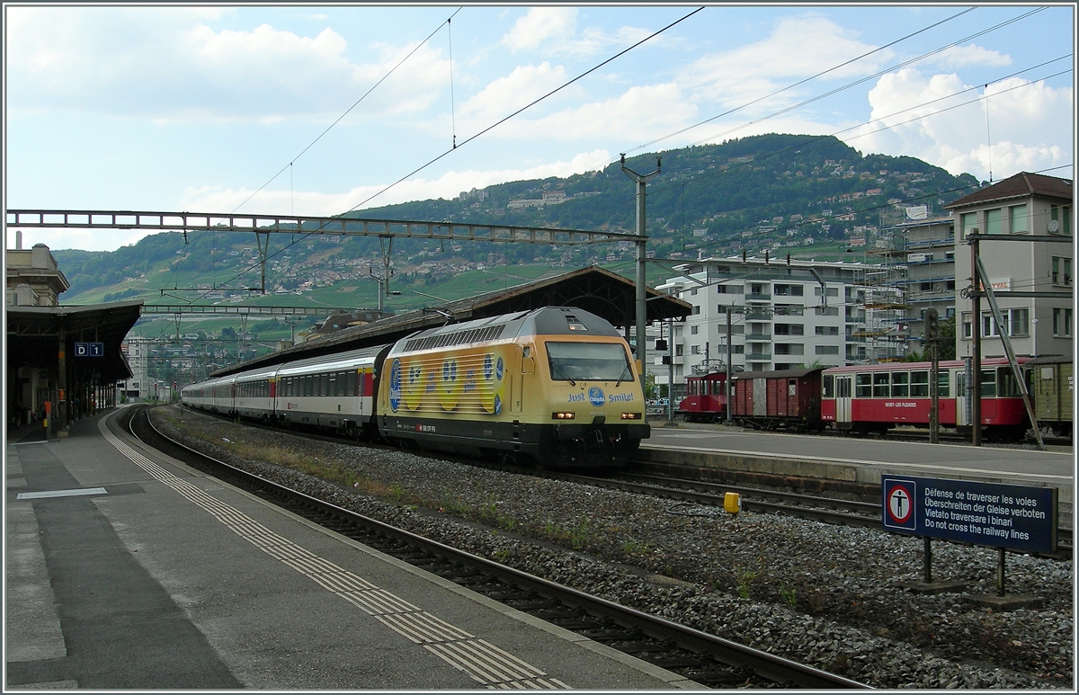 Bananenwagen kennt jeder zur Genüge, aber eine Bananenlok? Eh voilà: die SBB Re 460 028-2 wirbt prächtig bunt für Bananen- Chiquita Bananen. Hier macht die Re 460 028-2 mit dem IR 1729 von Genève Aéroport nach Brig einen kurzen Halt in Vevey. 19. Juli 2015