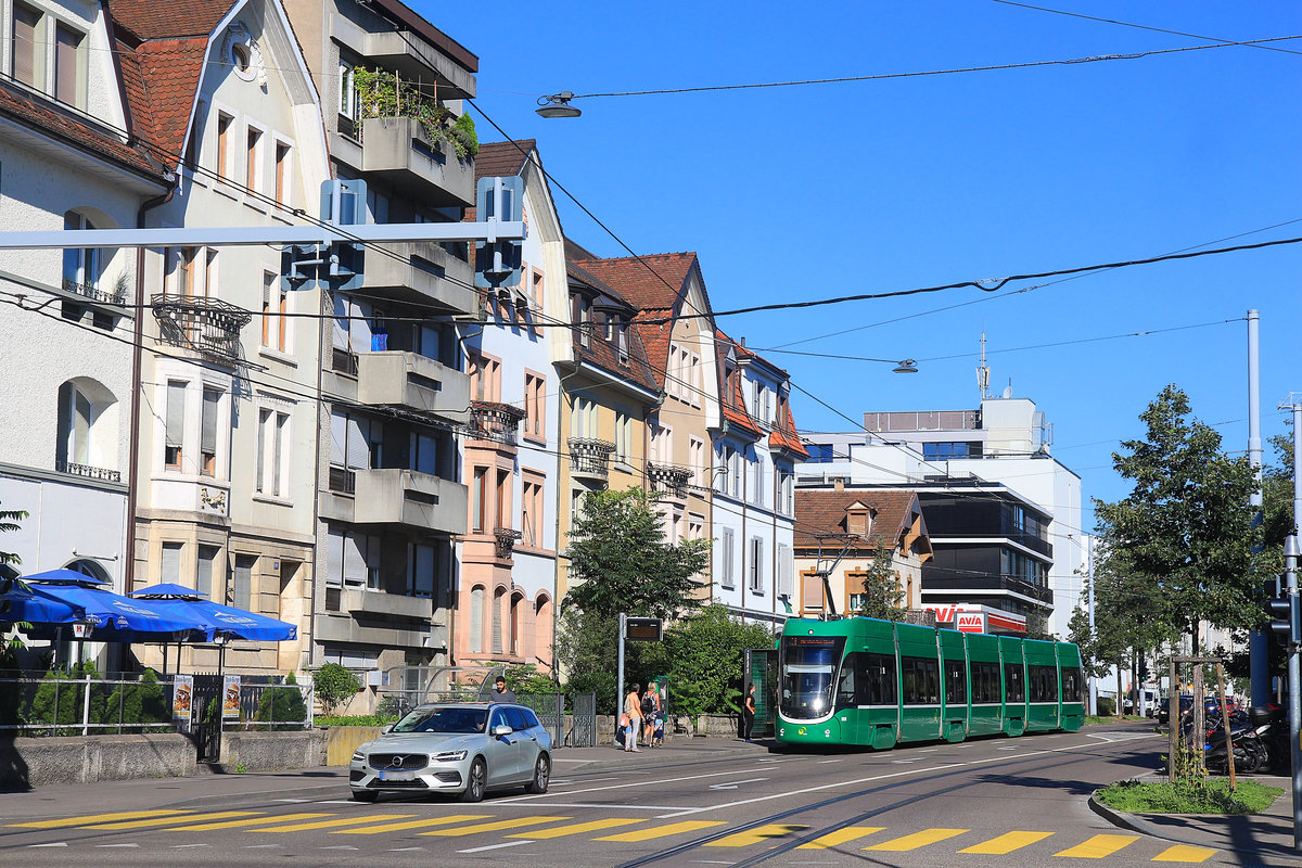 Basler Flexity 5009 hält - von Frankreich kommend - vor einer schönen Zeile alter Häuser; Felix Platter-Spital, 20.August 2020