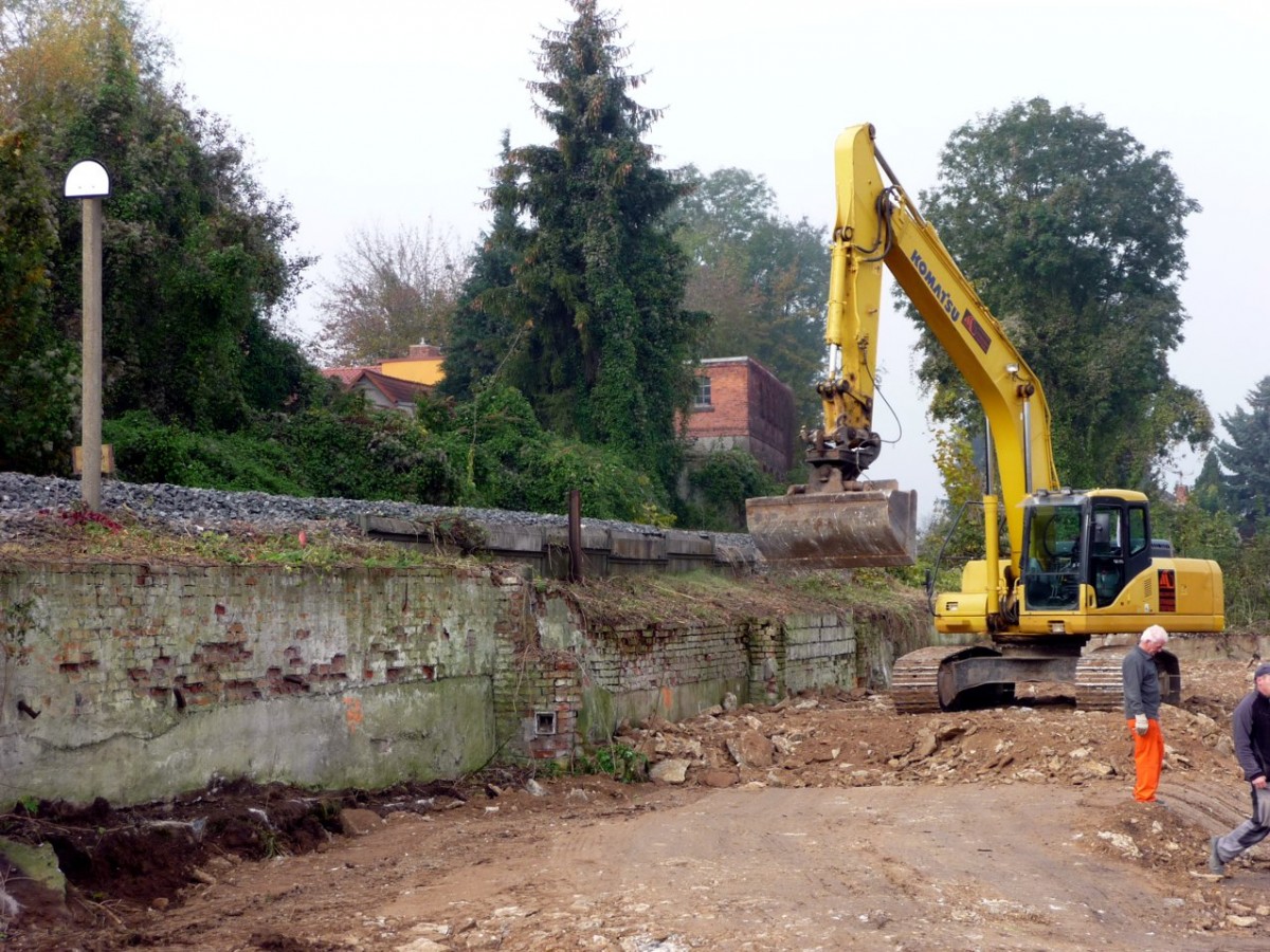 Bau des neuen Haltepunktes in Freyburg. Am 27.10.2011 war schon Baufreiheit geschaffen. Blick in Richtung Laucha. (Foto: Klaus Pollm�cher)