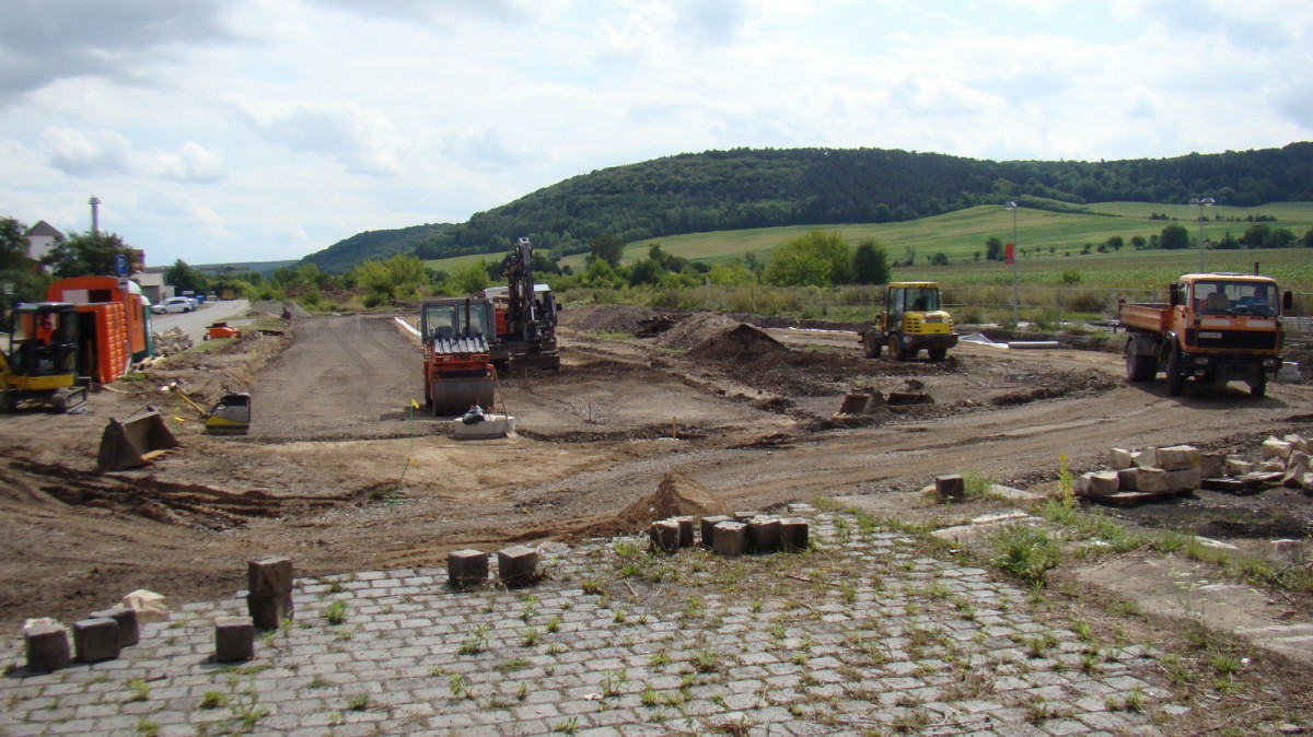 Bauarbeiten am 08.08.2013 an der zuk�nftigen Bahn-Bus-Schnittstelle am Bahnhof Laucha. (Foto: G�nther G�bel)