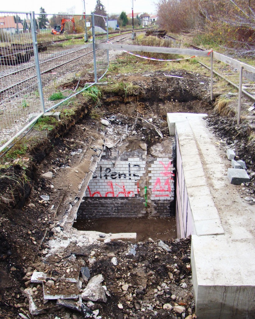 Bauarbeiten am 12.11.2015 im Lauchaer Bahnhof. Im Rahmen der Sanierung wurde leider auch die einzige Bahnhofsunterführung an der Unstrutbahn teilweise zugeschüttet. Diese ist somit nicht mehr begehbar. (Foto: Günther Göbel)