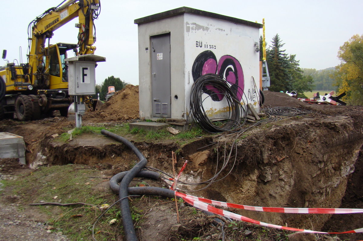 Bauarbeiten am Bahnübergang 11 282 am Hohn zwischen Laucha und Balgstädt am 26.10.2016. Der BÜ wurde umfassend modernisiert und auch verbreitert. (Foto: Günther Göbel)