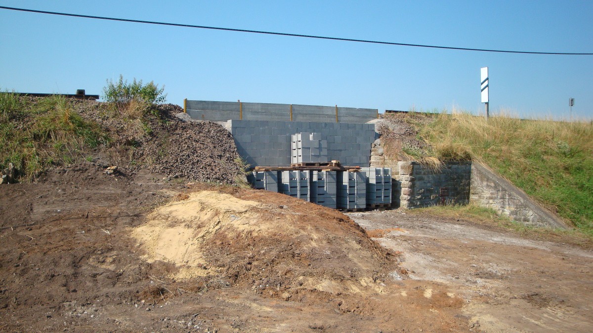 Bauarbeiten an der Eisenbahninfrastruktur am 19.07.2014 zwischen Wangen und Donndorf, um die Befahrbarkeit unserer Unstrutbahn zu erhalten.
Hauptaugenmerk ist gegenwärtig der Gleisrückbau auf einem schadhaften Brückenbauwerk auf der Landesgrenze zwischen Sachsen-Anhalt und Thüringen. Das Brückenbauwerk soll dann abgetragen und der Bahndamm verfüllt werden. Sobald dieser Mangel aufgehoben ist, können unsere Sonderfahren und auch schwere Lokomotiven und Güterzüge wieder den Thüringer Teil der Unstrutbahn passieren. (Foto: Günther Göbel)