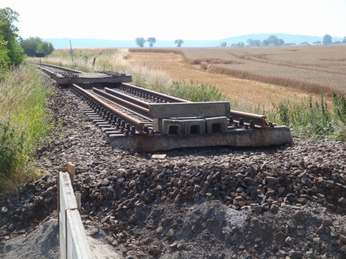 Bauarbeiten an der Eisenbahninfrastruktur am 19.07.2014 zwischen Wangen und Donndorf, um die Befahrbarkeit unserer Unstrutbahn zu erhalten.
Hauptaugenmerk ist gegenwärtig der Gleisrückbau auf einem schadhaften Brückenbauwerk auf der Landesgrenze zwischen Sachsen-Anhalt und Thüringen. Das Brückenbauwerk soll dann abgetragen und der Bahndamm verfüllt werden. Sobald dieser Mangel aufgehoben ist, können unsere Sonderfahren und auch schwere Lokomotiven und Güterzüge wieder den Thüringer Teil der Unstrutbahn passieren. (Foto: Günther Göbel)