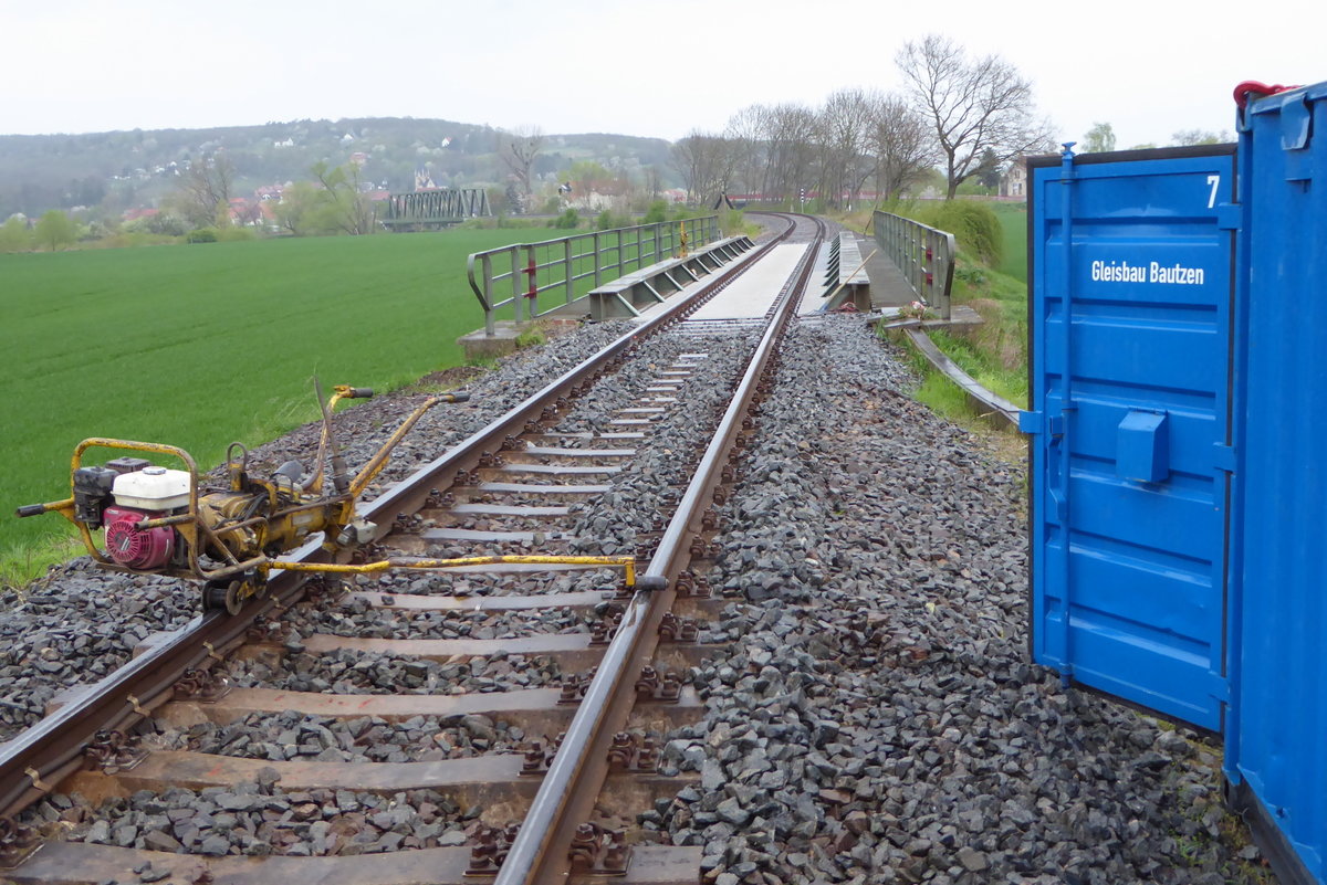 Bauarbeiten an einer kleiner Brücke zwischen Naumburg und Roßbach am 12.04.2017. Deswegen bestand zu dieser Zeit auf der Unstrutbahn auch Schienenersatzverkehr. (Foto: Günther Göbel).