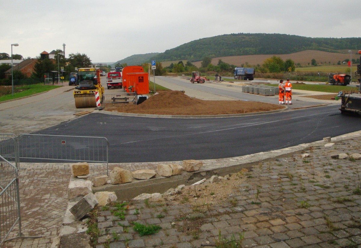 Bauarbeiten an der neuen Bahn-Bus-Schnittstelle am 26.09.2013 am Bahnhof Laucha. (Foto: G�nther G�bel)
