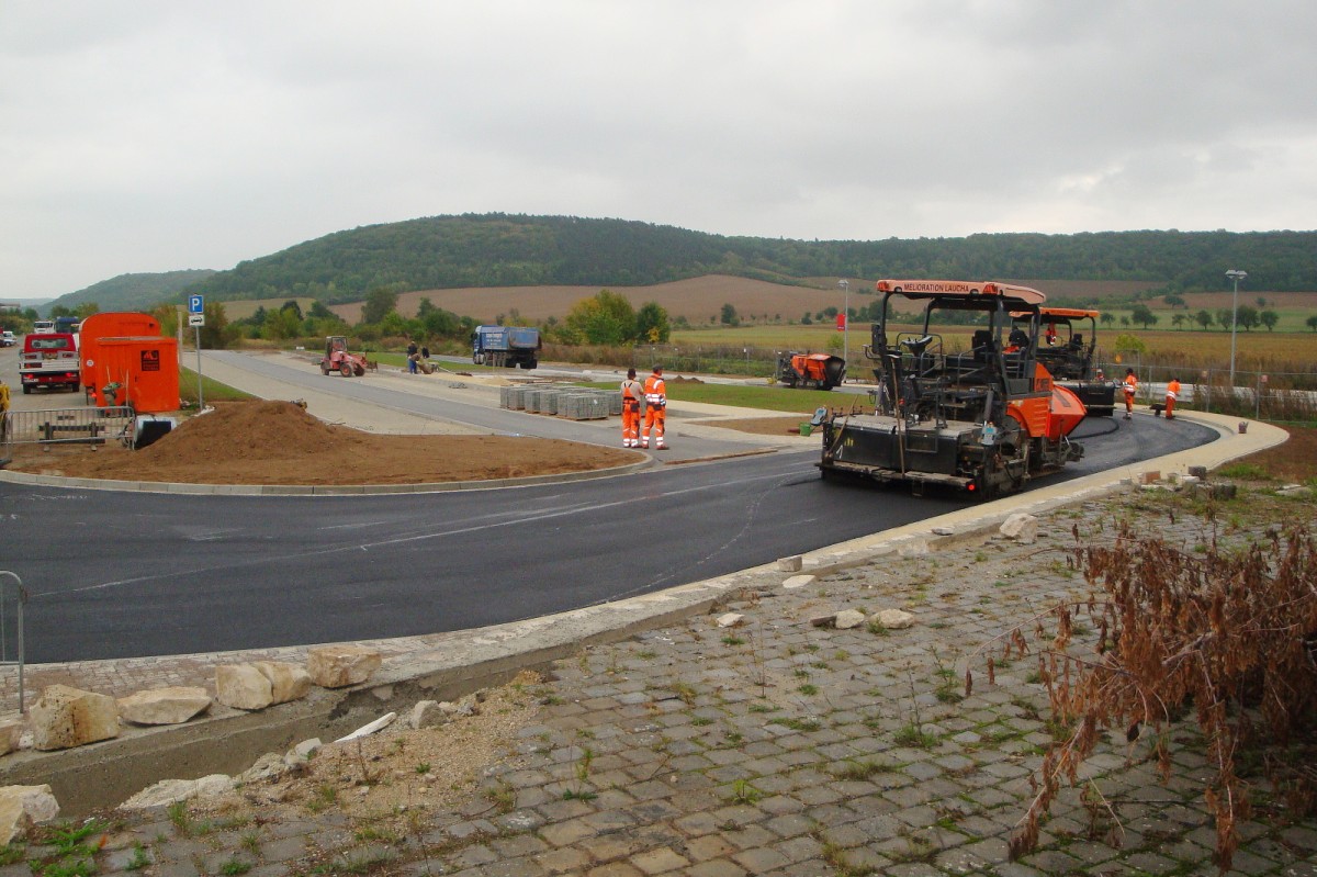Bauarbeiten an der neuen Bahn-Bus-Schnittstelle am 26.09.2013 am Bahnhof Laucha. (Foto: G�nther G�bel)