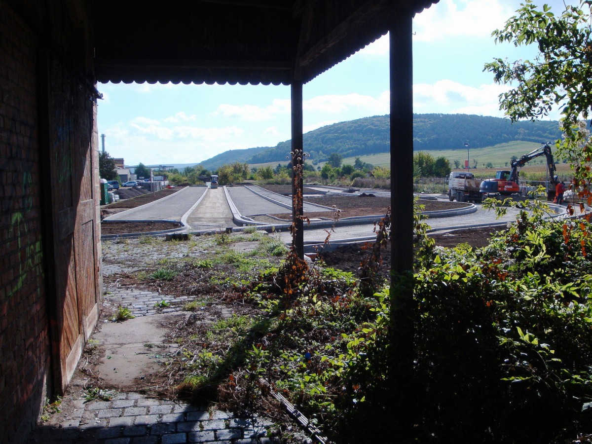 Baufortschritt der neuen Bahn-Bus-Schnittstelle, am 17.09.2013 am Lauchaer Bahnhof. (Foto: G�nther G�bel)