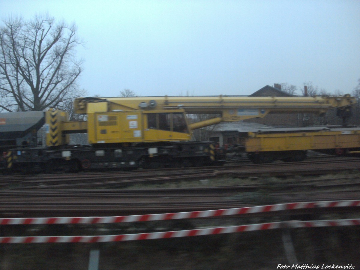 Baukran der DB Netze abgetsellt in Stralsund Hbf am 3.12.13