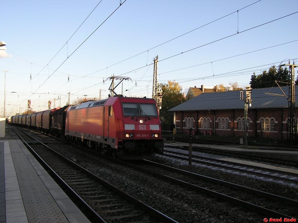 Baureihe 185 mit einem Gterzug in Regensburg.