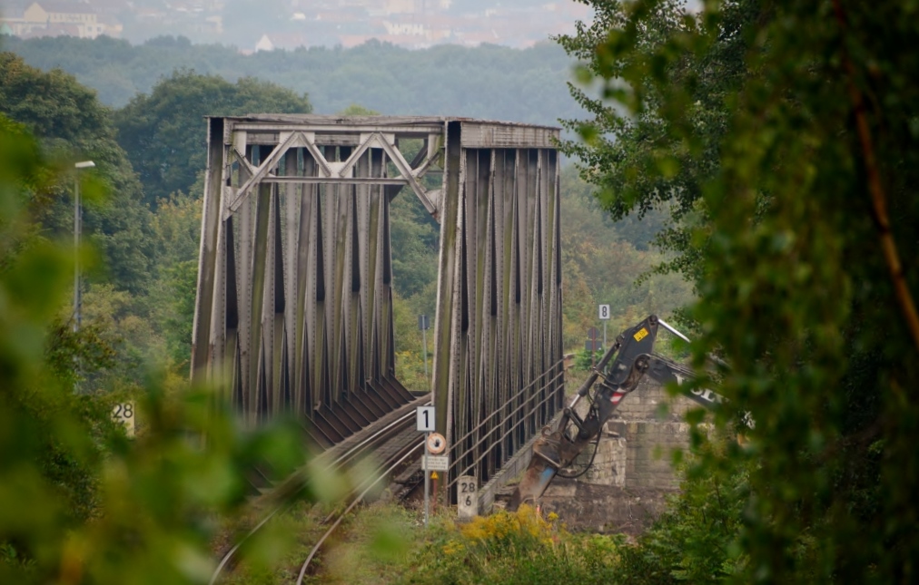 Baustelle am �berbauwerk Zangenberg. Eine Br�ckenh�lfte war am 09.09.2014 schon abgebaut. Am Pfeiler Richtung Teuchern knabberte ein Bagger. Durch die �ppige Vegetation kan man leider nicht alles sehen.