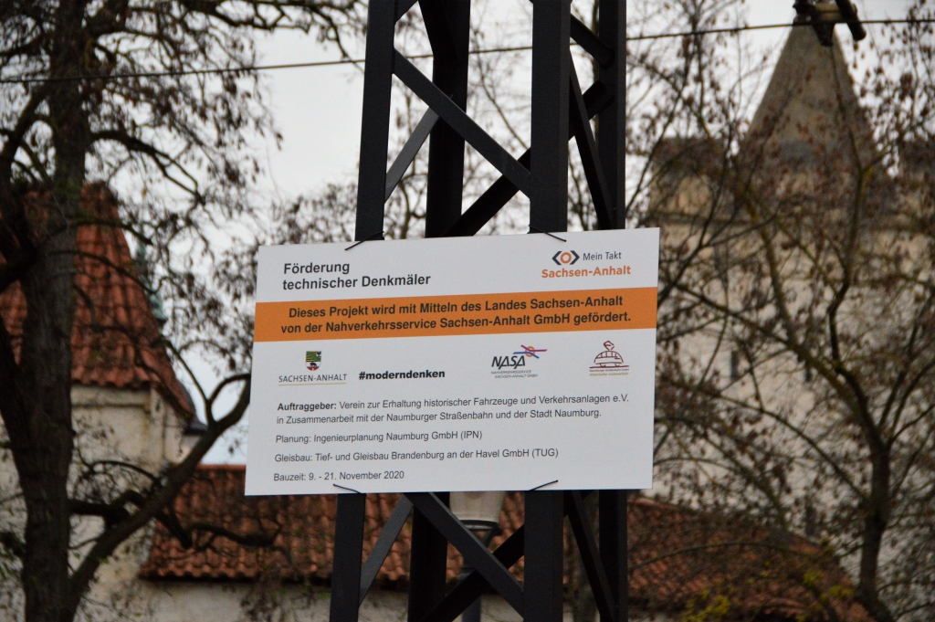 Bautafel am Depot. Die Fa. TUG Tief- und Gleisbau Brandenburg/H. konnte die Arbeiten am Gleis vorfristig beenden. Bereits am 20.11.2020, nachmittags, konnte das Streckennetz wieder durchg�ngig befahren werden. Die Restarbeiten an den Stra�en�bergngen dauern noch an; 19.11.2020