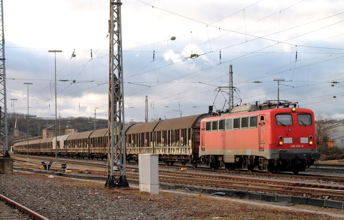 Bayernbahn 140 432 wartet mit Henkelzug in Ochsenfurt auf Überholung 31.1.2020 
