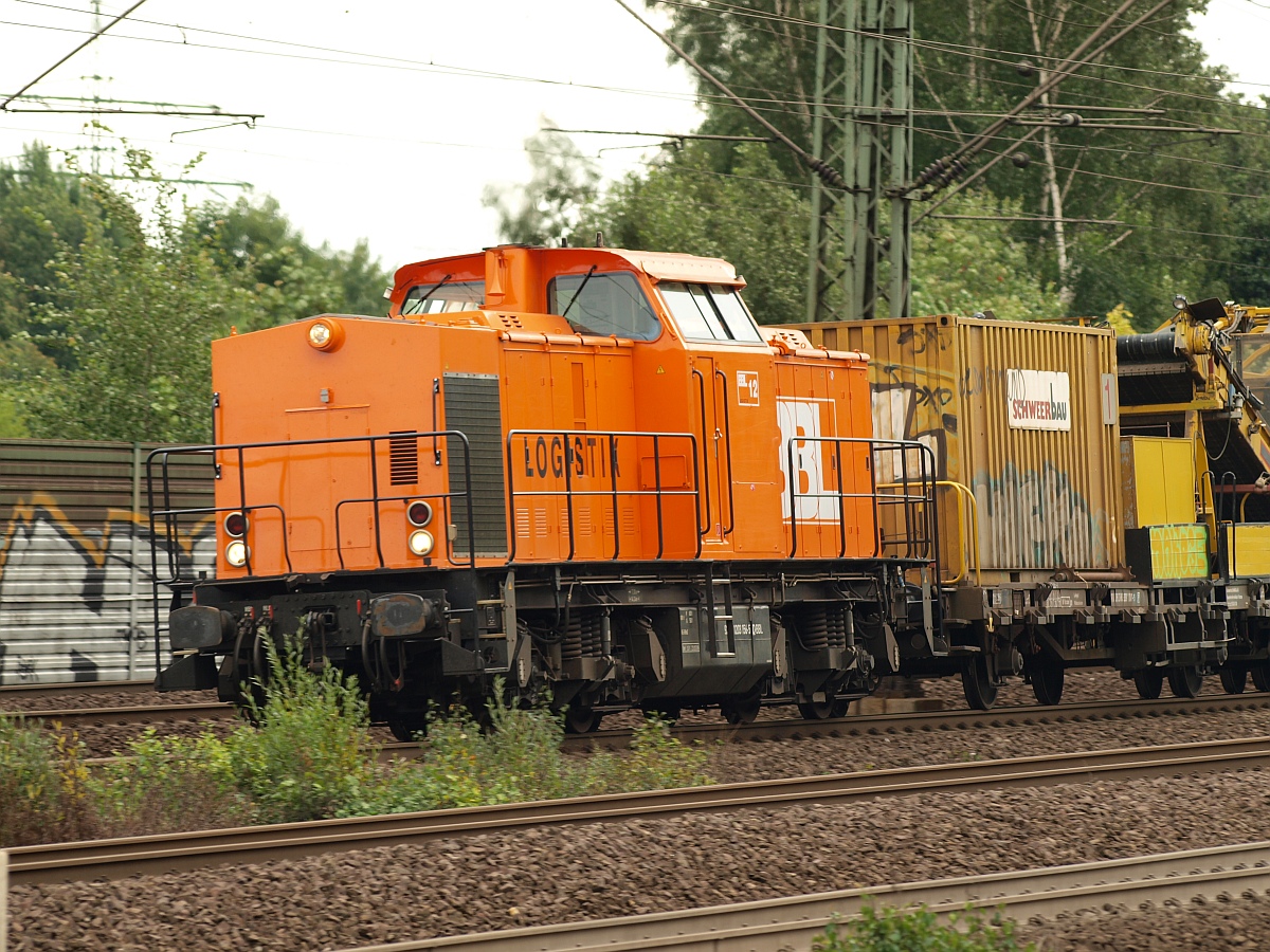 BBL Logistik GmbH Lok 12/ 203 156-5(LEW 1972/13535,V100.1,1305 kW,ex ALS 203 496, DR 202 496)dieselt mit einem Bauzug durch Hamburg-Harburg. 19.08.2011(üaVinG)