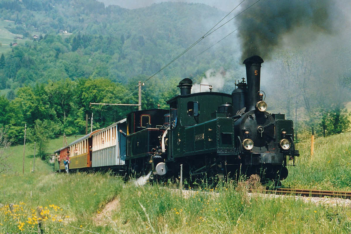 BC: Dampf-Festival auf der Blonay-Chamby-Bahn whrend dem Pfingstwochenende 1986. Dampfzug mit der Doppeltraktion G 3/3 5 (1890) ehemals LEB und der G 3/3 6 (1901), ehemals SBB/Brnig, BAM und Renfer Biel-Mett. Whrend dem Dampf-Festival 2015 feiert die G 3/3 5 frisch revidiert ihren 125. Geburtstag. Die Aufnahme entstand im Mai 1986 bei Cornaux.
Foto: Walter Ruetsch 