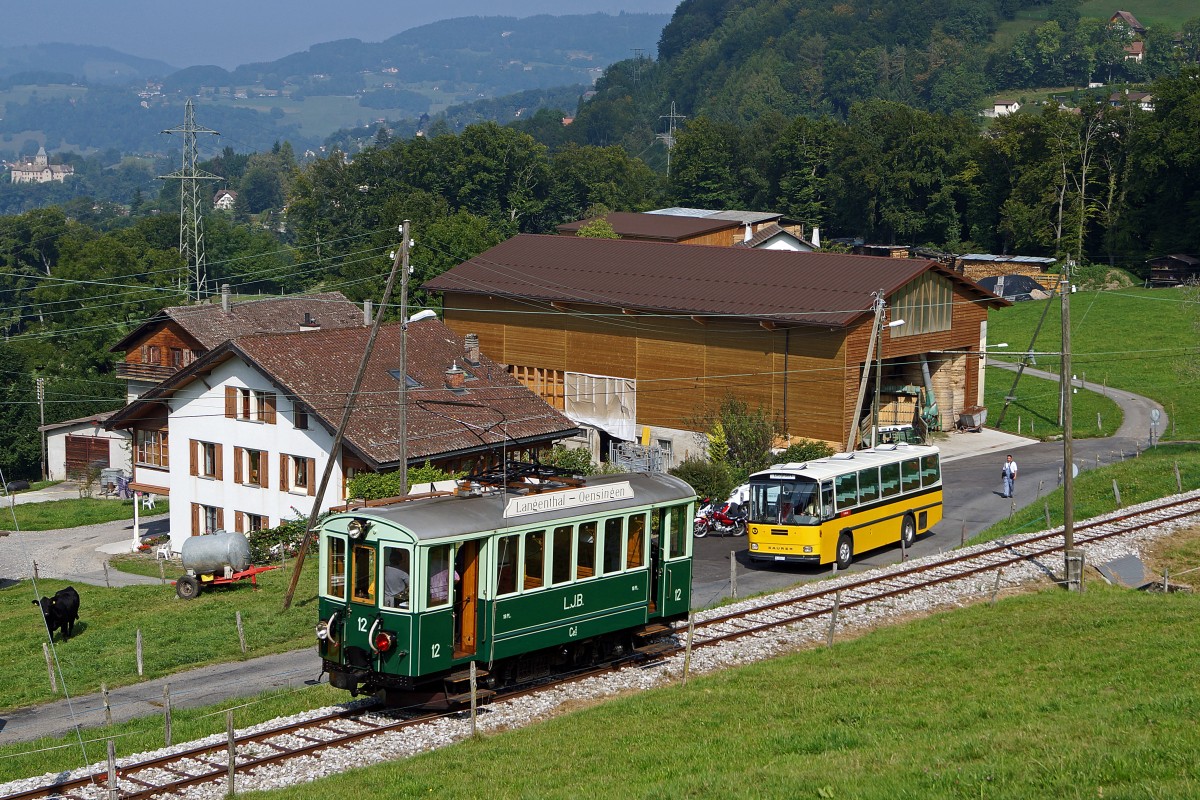 BC/LJB: Der Ce 2/2 12, 1907 (ex OJB/LJB) der Museumsbahn Blonay Chamby anlsslich einer Begegnung mit einem Postauto der Marke SAURER bei Cornaux-Chamby am 8. September 2012.
Foto: Walter Ruetsch