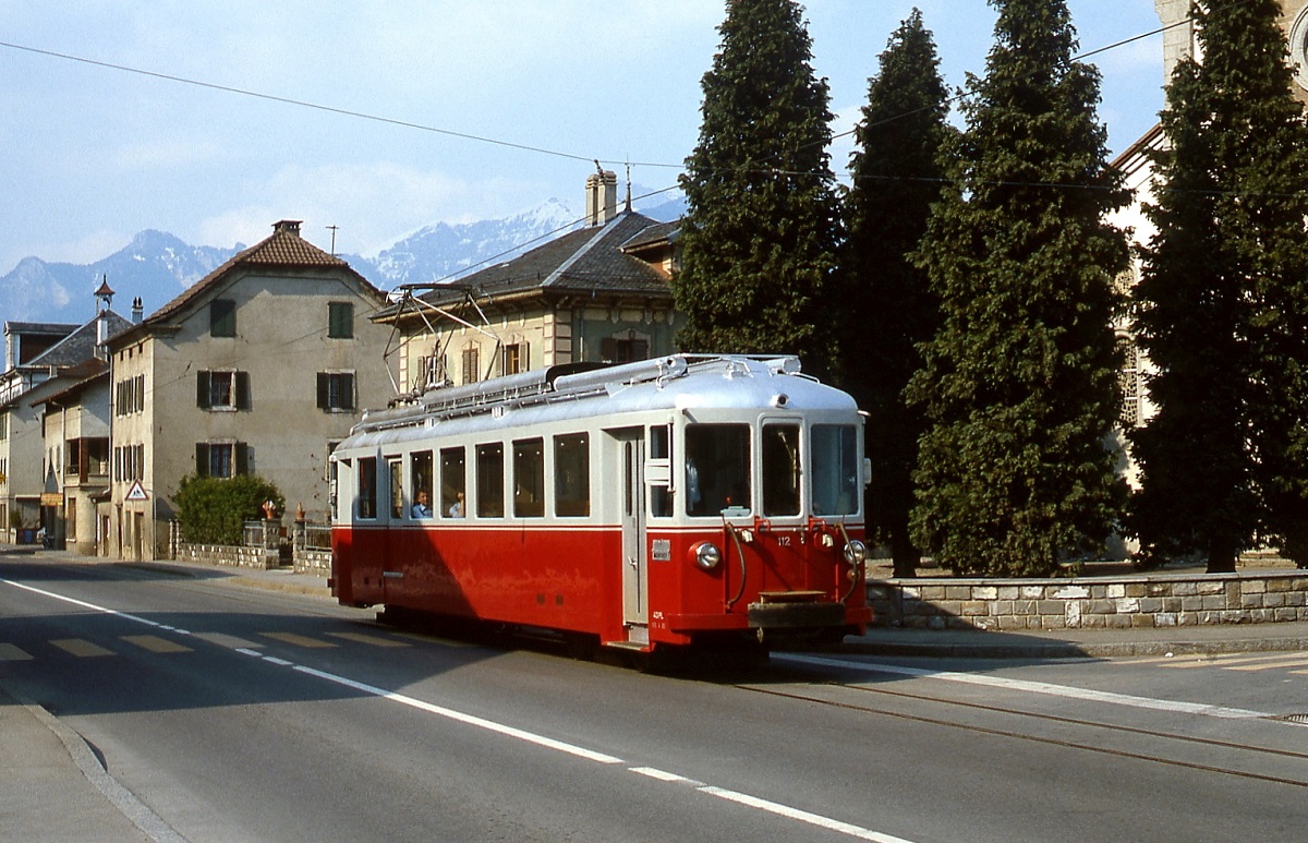 BDe 4/4 112 der AOMC ist im Mai 1980 zwischen Monthey und Collombier-Muraz unterwegs. Bei dem Triebwagen handelt es sich um den 1949 von SWS/MFO fr die Sernftalbahn gebauten BFe 4/4 6, den die AOMC nach deren Stillegung 1969 erwarb. Spter ging er an Stern & Hafferl in sterreich, dort ET 26.109.